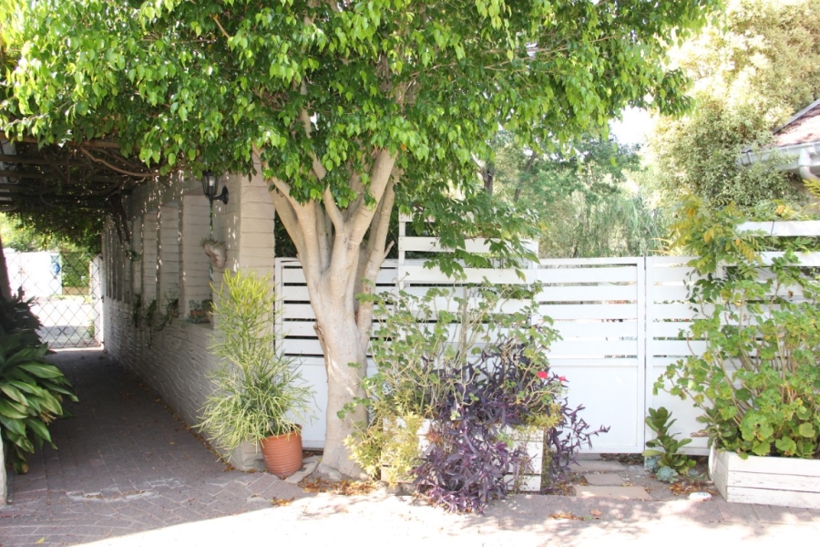 To Let 3 Bedroom Property for Rent in Golden Acre Western Cape